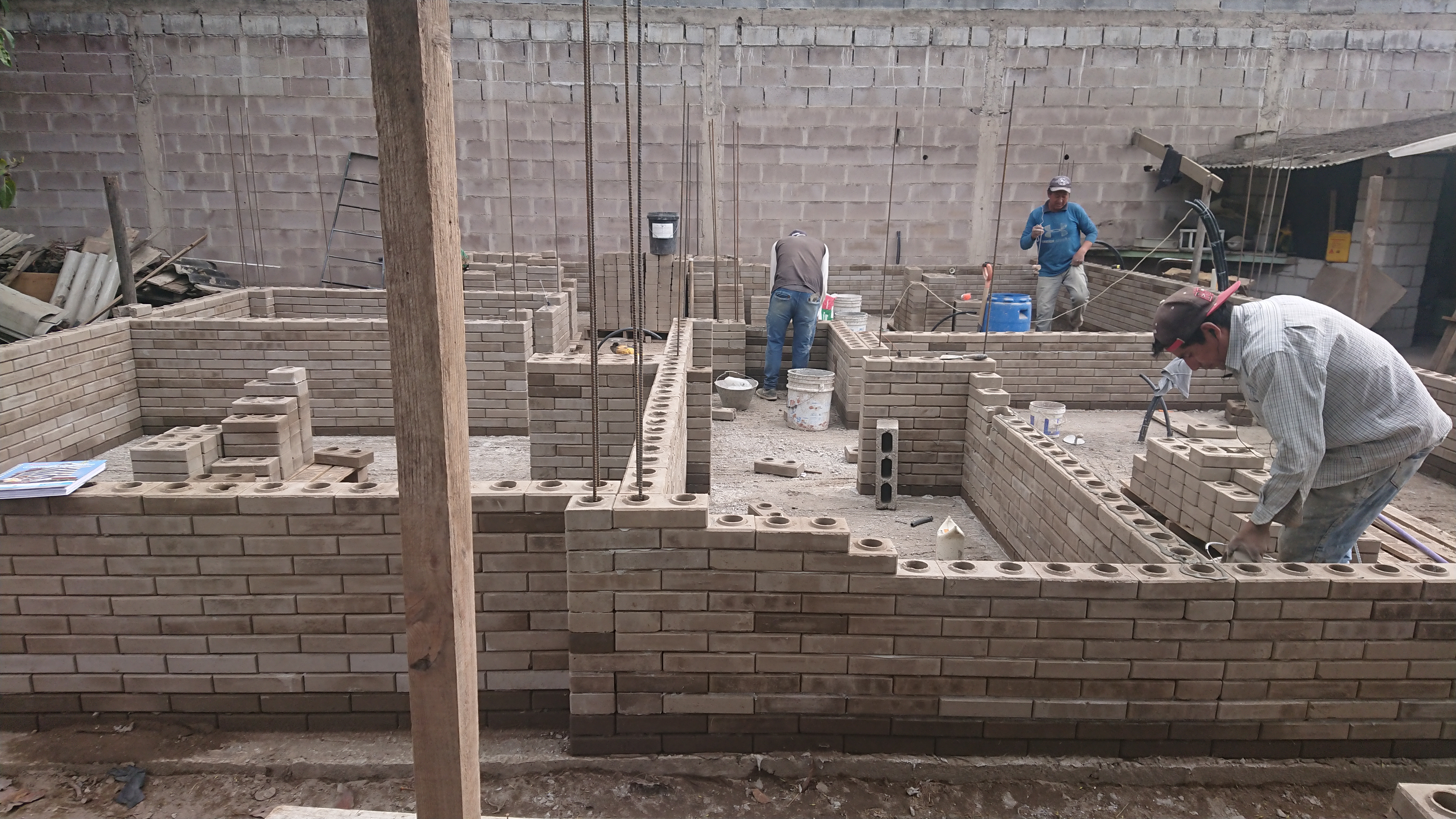 Construcción de muros en obra