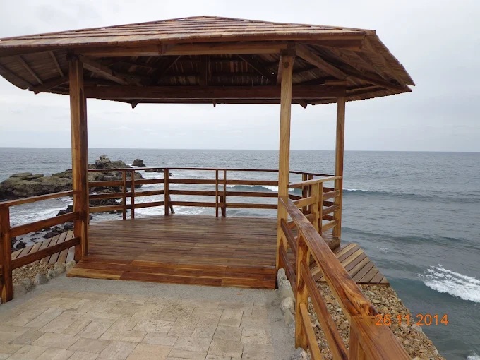 Glorieta de madera frente al mar